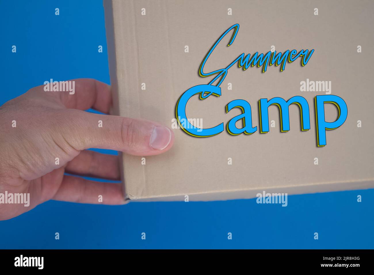 Campo estivo parola con scatola di cartone. Cartoncino marrone piegato. Foto Stock