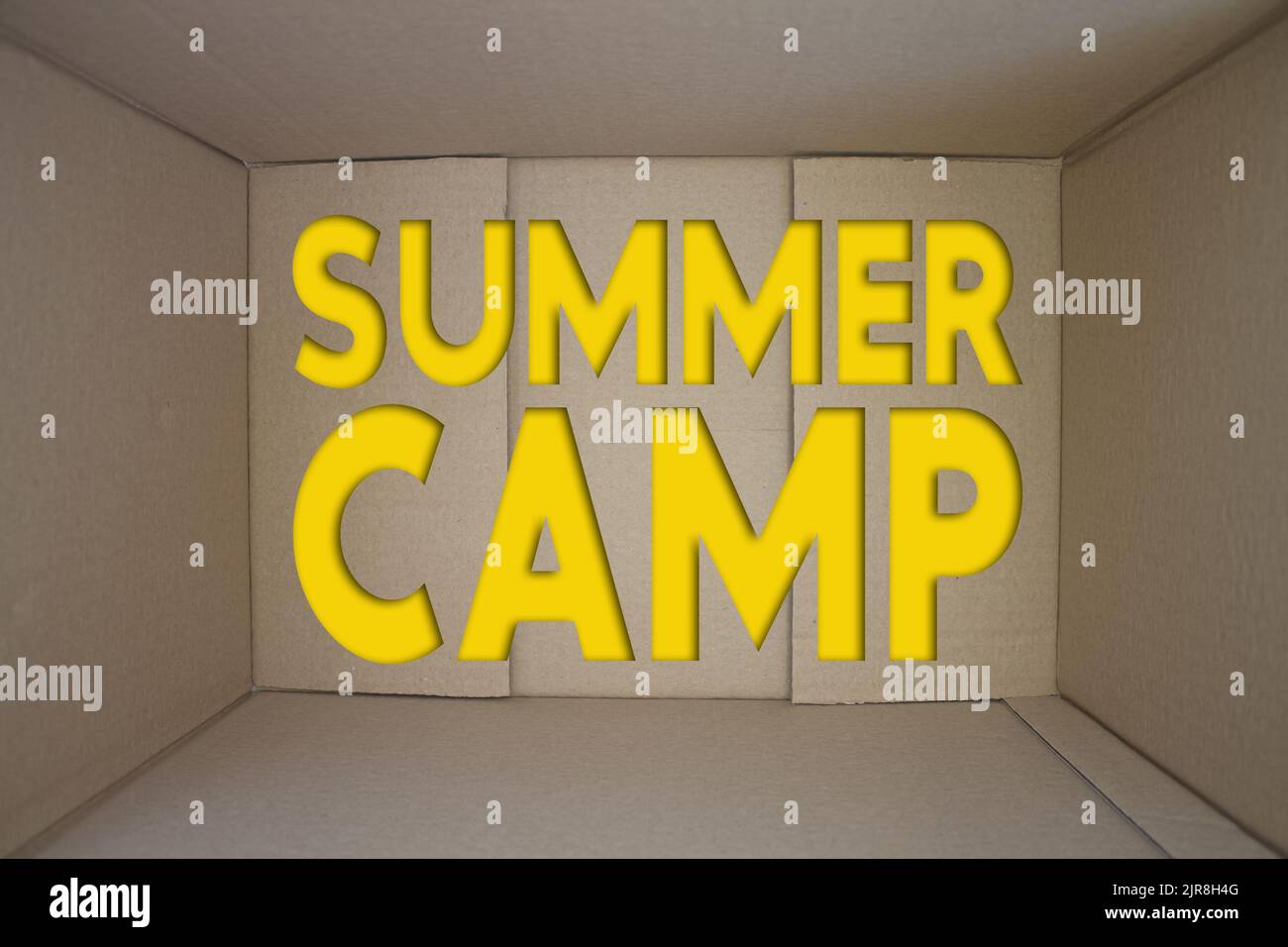 Campo estivo parola con scatola di cartone. Cartoncino marrone piegato. Foto Stock