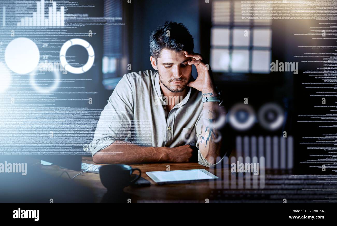Web designer sentirsi stressato, stanco e depresso mentre si lavora su CGI codice Information Technology. Ingegnere dei big data, programmatore di computer o. Foto Stock
