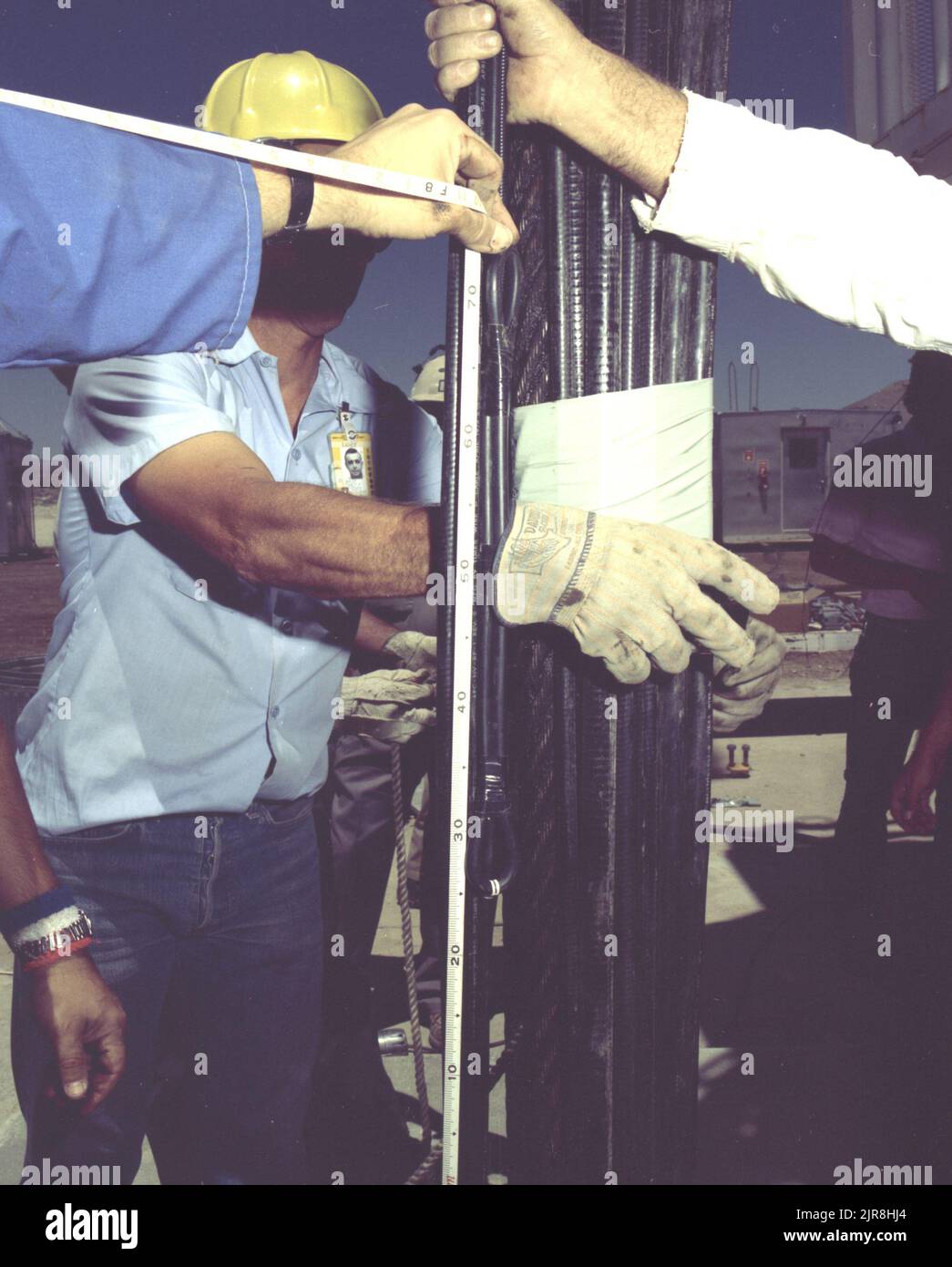 A771171 U7AE OPERAZIONE DOWNHOLE A PETTINE JOHN BROUILLARD (INGEGNERE DI PROGETTO) LUG 14 77 EG&G/NTS PHOTO LAB DATA DI PUBBLICAZIONE: 7/14/1977 BROUILLARD, JOHN; CAVI, COASSIALI; CAPPELLI DA COSTRUZIONE; FUNZIONAMENTO IN DOWNHOLE; EDGERTON, GERMESHAUSEN & GRIER; EG&G; APPARECCHIATURE E STRUMENTI; GUANTI; STRUMENTI E APPARECCHIATURE; MISURATI; MISURAZIONE E RELAZIONE; DISPOSITIVI DI MISURAZIONE (UTENSILE EXC; NEVADA; NEVADA; NEVADA TEST SITE; NTS; TECNOLOGIA DELL'ENERGIA NUCLEARE; TEST NUCLEARI; TEST NUCLEARI; STRAKE; MISURE A NASTRO; SITI DI TEST; UGT; PROVE SOTTERRANEE immagini storiche. 1972 - 2012. Dipartimento di energia. National Nuclear Securi Foto Stock