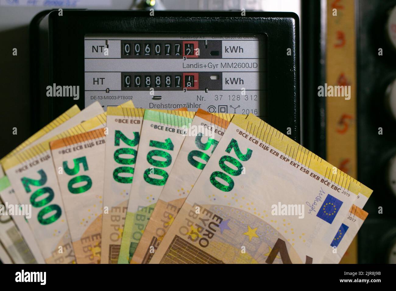 Costo dell'elettricità in Europa. fatture in euro sulla base del contatore elettrico. Aumento dei prezzi dell'elettricità. Pagare le bollette dell'elettricità . Pagamento per servizi di pubblica utilità Foto Stock