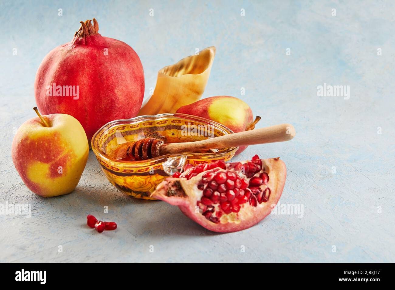 Rosh hashanah - concetto ebraico di vacanza di nuovo anno. Ciotola a forma di mela con miele, mele, melograni, uno shofar sono simboli tradizionali della festa Foto Stock
