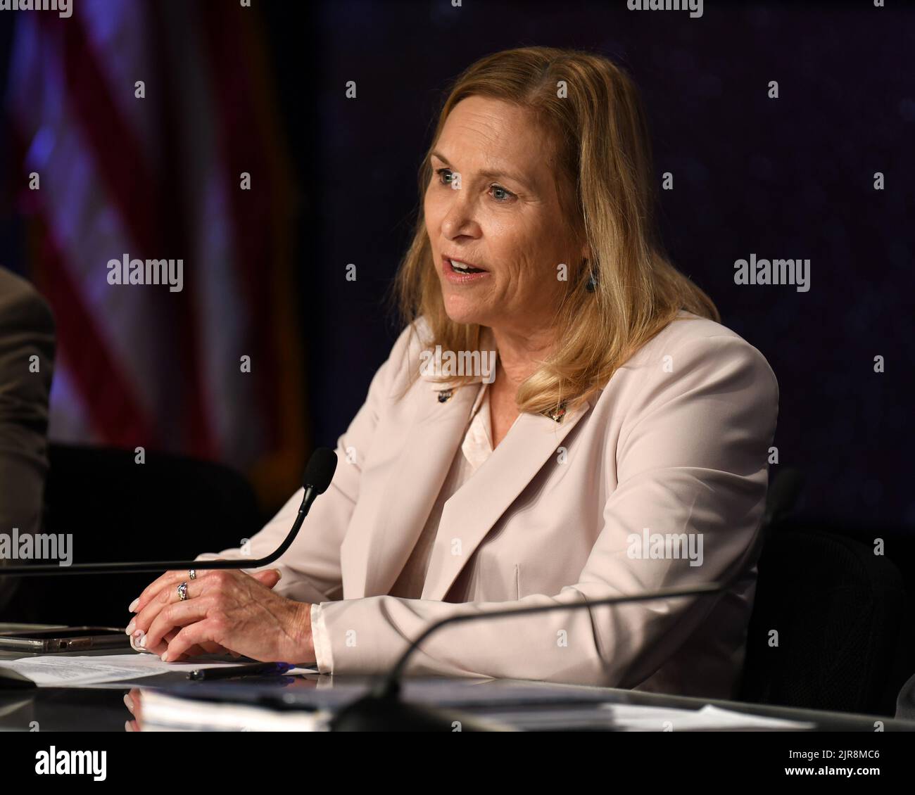 Kennedy Space Center, Florida, Stati Uniti. 22nd ago, 2022. Janet Petro, direttore del Centro KSC della NASA, partecipa a una conferenza stampa per discutere i progressi della revisione di preparazione al lancio per il lancio di Artemis 1 al Kennedy Space Center, Florida, lunedì 22 agosto 2022. La NASA prevede di lanciare il razzo SLS sul volo inaugurale del programma Artemis il 29 agosto. Foto di Joe Marino/UPI Credit: UPI/Alamy Live News Credit: UPI/Alamy Live News Foto Stock