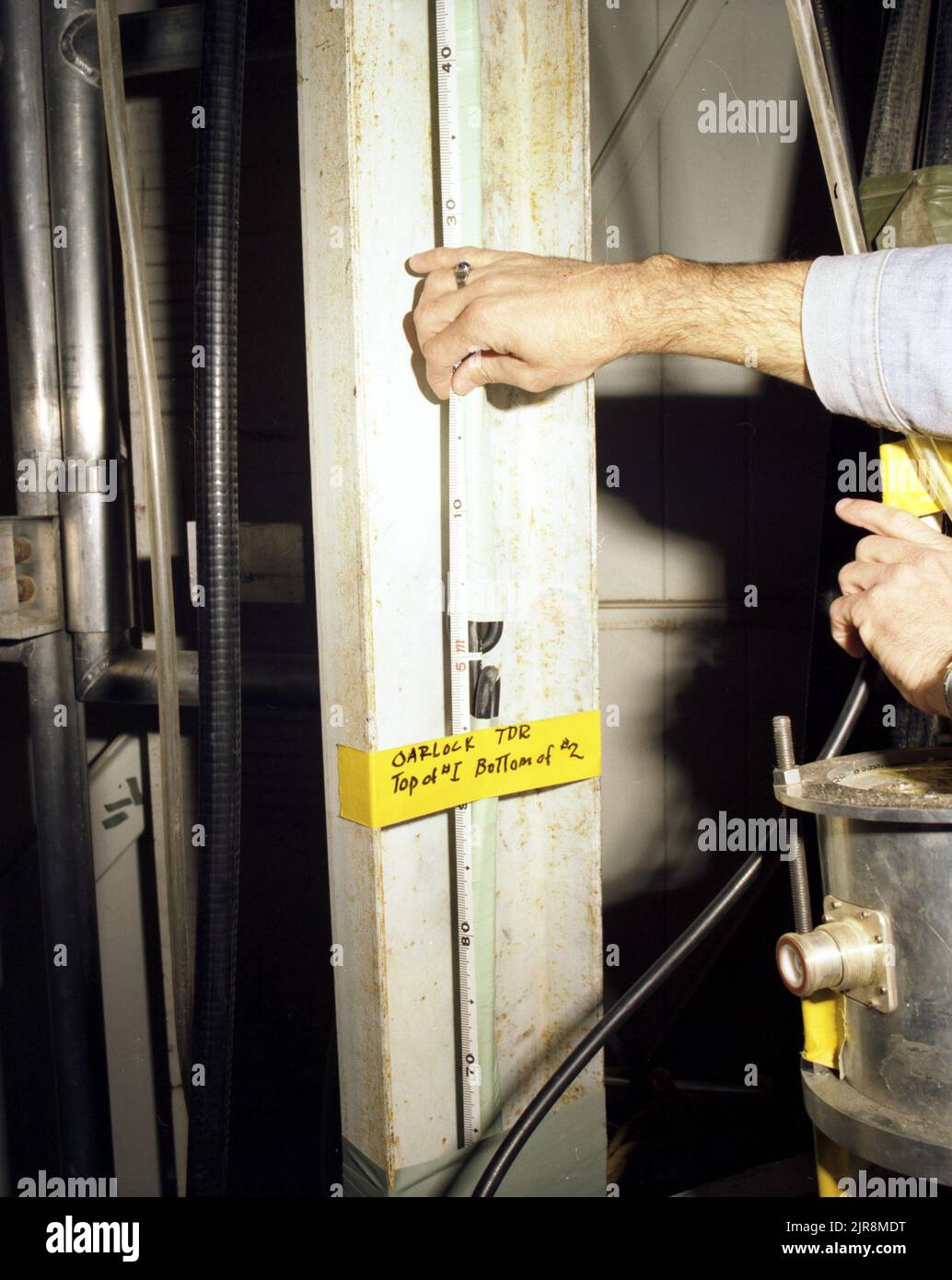 A770129 U3KM OARLOCK TDR INSTALLAZIONE CAVO J. BROUILLARD(PROJECT ENGINEER) JAN 21 77EG&G/NTS PHOTO LAB DATA DI PUBBLICAZIONE: 1/21/1977 BROUILLARD, J.; INSTALLAZIONE CAVO; CAVI; EDGERTON, GERMESHAUSEN & GRIER; EG&G; MISURATO; NEVADA; SITO DI PROVA NEVADA; NTS; TECNOLOGIA DELL'ENERGIA NUCLEARE; BLOCCO; MISURE A NASTRO; TDR; CAVO TDR; INSTALLAZIONE DEL CAVO TDR; SITI DI TEST; IMMAGINI STORICHE RELATIVE ALLE ARMI. 1972 - 2012. Dipartimento di energia. Amministrazione nazionale della sicurezza nucleare. Fotografie relative al test delle armi nucleari presso il sito di test del Nevada. Foto Stock