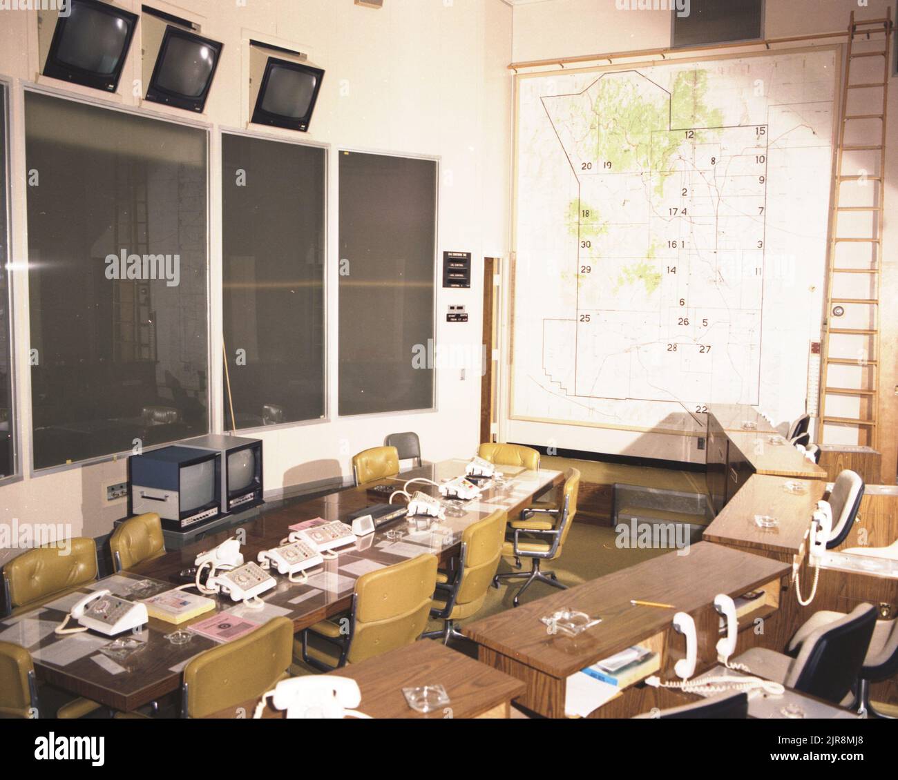 A761620 VIEWGRAPH PRESENTAZIONE WAR ROOM DOLCE(PROJECT ENGINEER) DEC 23 76EG&G/NTS PHOTO LAB DATA DI PUBBLICAZIONE: 12/23/1976 SEDIE; EDGERTON, GERMESHAUSEN & GRIER; EG&G; MAPPE; MONITOR; NEVADA; NEVADA; NEVADA TEST SITE; NTS; TECNOLOGIA NUCLEARE; CAMERE; CAMERE E AREE EDIFICATE; TELEFONI; SITI DI PROVA; IMMAGINI STORICHE DELLA SALA DELLA GUERRA. 1972 - 2012. Dipartimento di energia. Amministrazione nazionale della sicurezza nucleare. Fotografie relative al test delle armi nucleari presso il sito di test del Nevada. Foto Stock