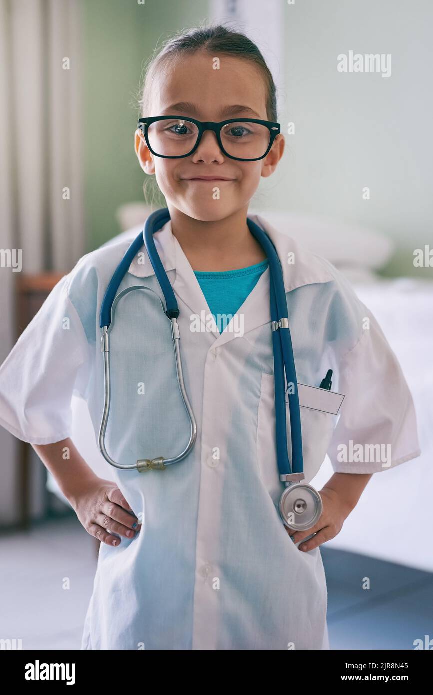 Ci rendono orgogliosi genitori ogni giorno, adorabile bambina vestita da medico. Foto Stock