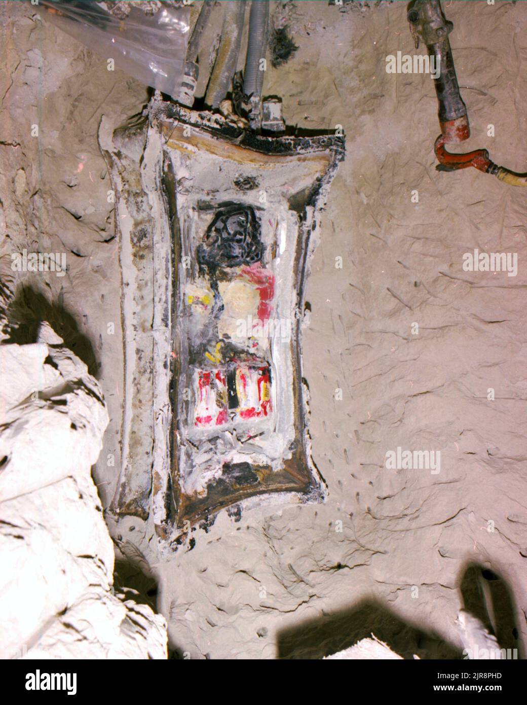 A760804 U12N MIGHTY EPIC A&F CONTROL PANEL RECOVERY RAY PEABODY (PROJECT ENGINEER) LUG 1 76 EG&G/NTS PHOTO LAB PUBLICATION DATE: 7/1/1976 A&F CONTROL PANEL RECOVERY; ARMING AND SPARING; CABLES (NON ELECTRIC COMPANY); DAC-2 SUITCASE RECOVERY; DANNEGGIATO; EDGERTON, GERMESHAUSEN & GRIER; EG&G; APPARECCHIATURE E STRUMENTI; STRUMENTI E APPARECCHIATURE; EPIC POTENTE; EPIC POTENTE; NEVADA; NEVADA TEST SITE; NTS; TECNOLOGIA NUCLEARE; TEST NUCLEARI; TEST NUCLEARI; PEABODY, RAY; POST SHOT A&F; POST SHOT FOTOGRAFIE; SITI DI TEST; UGT; SOTTERRANEI; TEST SOTTERRANEI; FILI E CAVI; POTENTE PANNELLO EPIC-A&F. Foto Stock