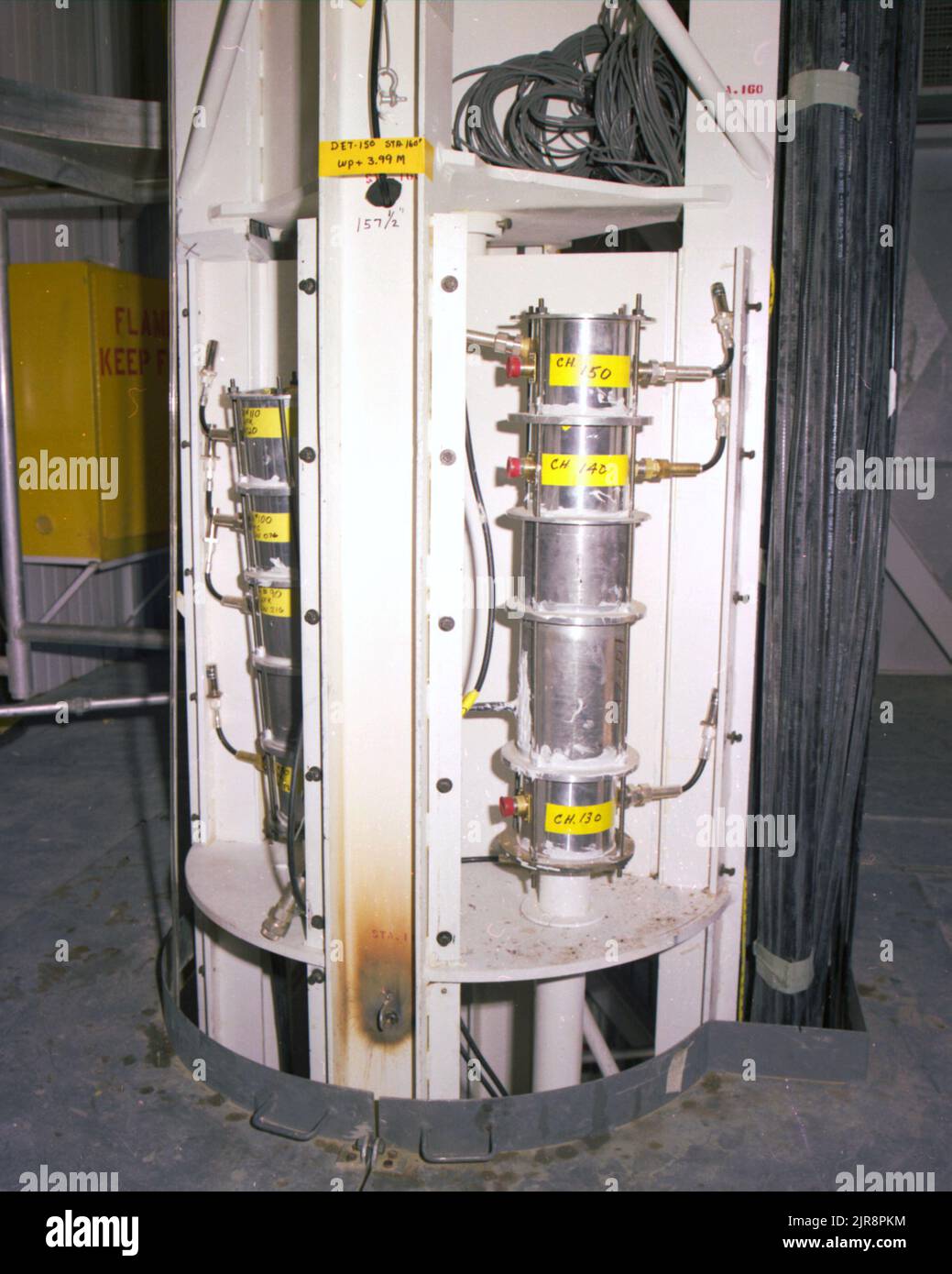 A760814 U7AN CAVI SLIFER PER BILLET JOHN BROUILLARD (PROJECT ENGINEER) GIU 25 76 EG&G/NTS PHOTO LAB DATA DI PUBBLICAZIONE: 6/25/1976 BILLET; TEST BILLET; BROUILLARD, JOHN; ARMADI, PARETE; CAVI (AZIENDA NON ELETTRICA); EDGERTON, GERMESHAUSEN & GRIER; EG&G; APPARECCHIATURE E STRUMENTI; INSTALLATO; STRUMENTI E ATTREZZATURE; ETICHETTE; NEVADA; NEVADA; NEVADA TEST SITE; NTS; TECNOLOGIA DELL'ENERGIA NUCLEARE; TEST NUCLEARI; POMPE; INSTALLAZIONE DI CAVI SLIFER; CAVI SLIFER; SLIFERS; SITI DI TEST; UGT; TEST SOTTERRANEI; FILI e CAVI; CAVI BILLET-SLIFER immagini storiche. 1972 - 2012. Dipartimento di energia. National Nuclear S Foto Stock