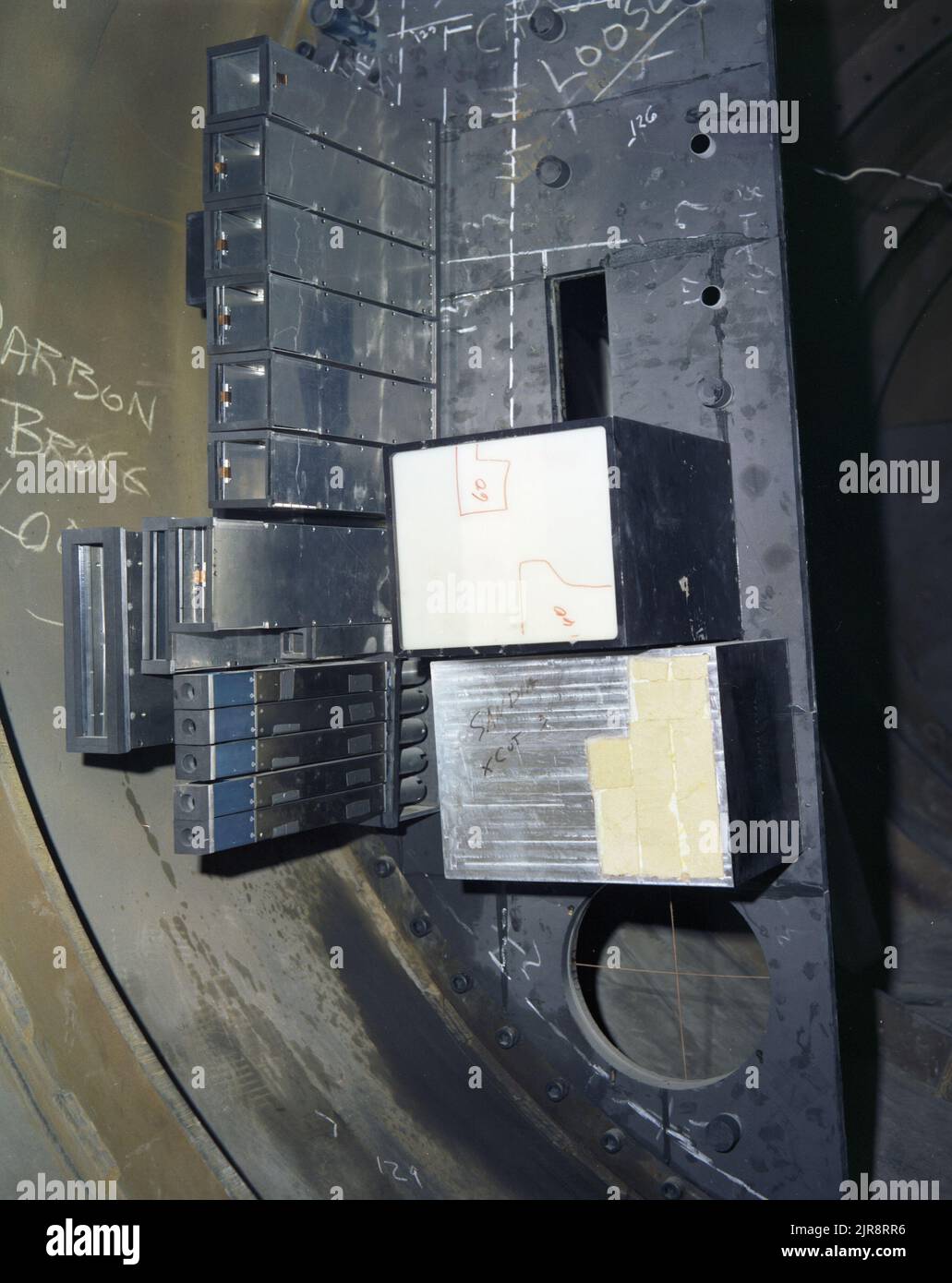 A760484 U12N POSSENTI PORTE PER GENERATORI DI NEUTRONI EPIC PALMER NELSON (INGEGNERE DI PROGETTO) APR 6 76 EG&G/NTS PHOTO LAB DATA DI PUBBLICAZIONE: 4/6/1976 EDGERTON, GERMESHAUSEN & GRIER; EG&G; APPARECCHIATURE E STRUMENTI; GENERATORI (PICCOLI ELETTRICI); STRUMENTI E ATTREZZATURE; ETICHETTE; MARCATE; POTENTE EPIC; NELSON, PALMER; PORTI PER GENERATORI DI NEUTRONI; NEVADA; NEVADA; NEVADA TEST SITE; NTS; TECNOLOGIA DELL'ENERGIA NUCLEARE; TEST NUCLEARI; TEST NUCLEARI; PORTI; SITI DI PROVA; UGT; SOTTOTERRA; TEST SOTTERRANEI; IMMAGINI STORICHE DEL POTENTE GENERATORE DI NEUTRONI EPIC. 1972 - 2012. Dipartimento di energia. Amministrazione nazionale della sicurezza nucleare Foto Stock