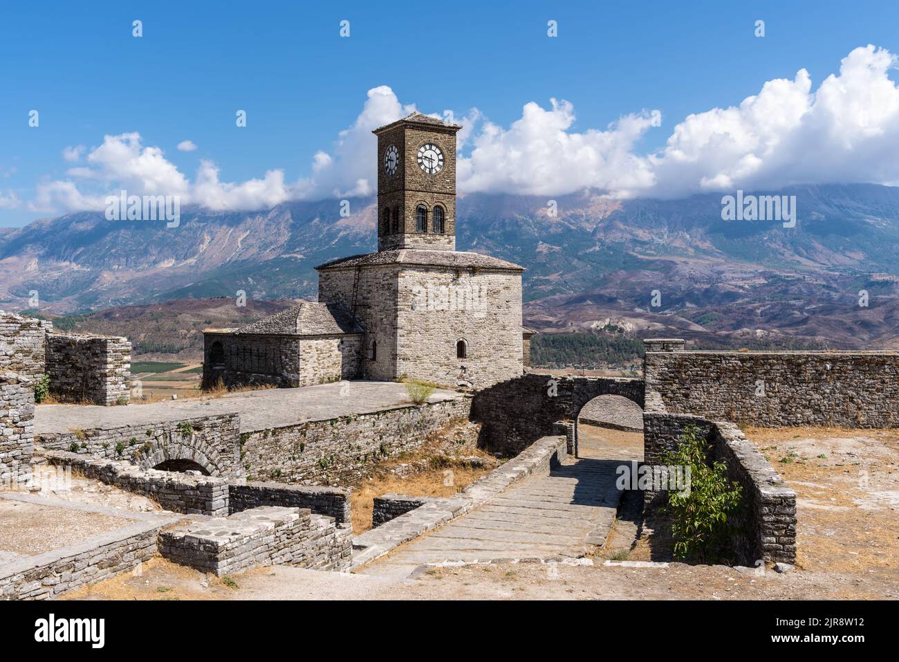 Torre dell'orologio e fortezza a Gjirokaster, una splendida città in Albania, dove l'eredità ottomana è chiaramente visibile Foto Stock