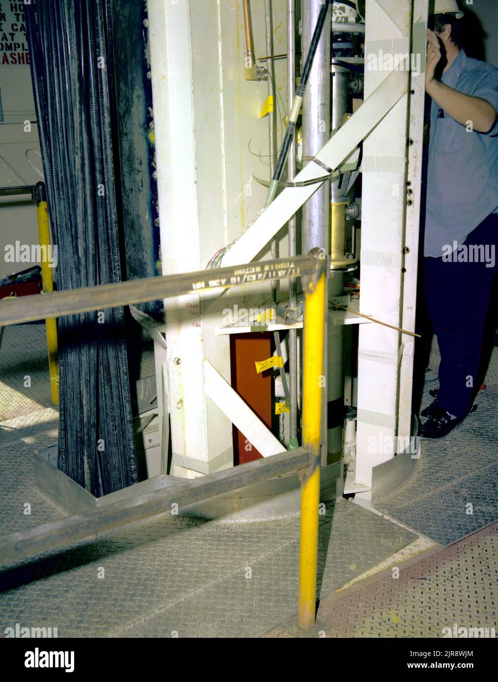 A750669 U3KD CAVI SLIFER J. BROUILLARD (PROJECT ENGINEER) OCT 22 75EG&G/NTS PHOTO LAB DATA DI PUBBLICAZIONE: 10/22/1975 BARRE; BROUILLARD, J.; CAVI, COASSIALI; EDGERTON, GERMESHAUSEN & GRIER; EG&G; MASCHIO; UOMO (ADD MALE MODIFIER); NEVADA; NEVADA TEST SITE; NTS; TECNOLOGIA DELL'ENERGIA NUCLEARE; PROVE NUCLEARI; PROVE NUCLEARI; TUBI; SCAFFALI; ROTAIE; CAVI SLIFER; SLIFERS; SITI DI TEST; UGT; PROVE SOTTERRANEE IMMAGINI STORICHE. 1972 - 2012. Dipartimento di energia. Amministrazione nazionale della sicurezza nucleare. Fotografie relative al test delle armi nucleari presso il sito di test del Nevada. Foto Stock