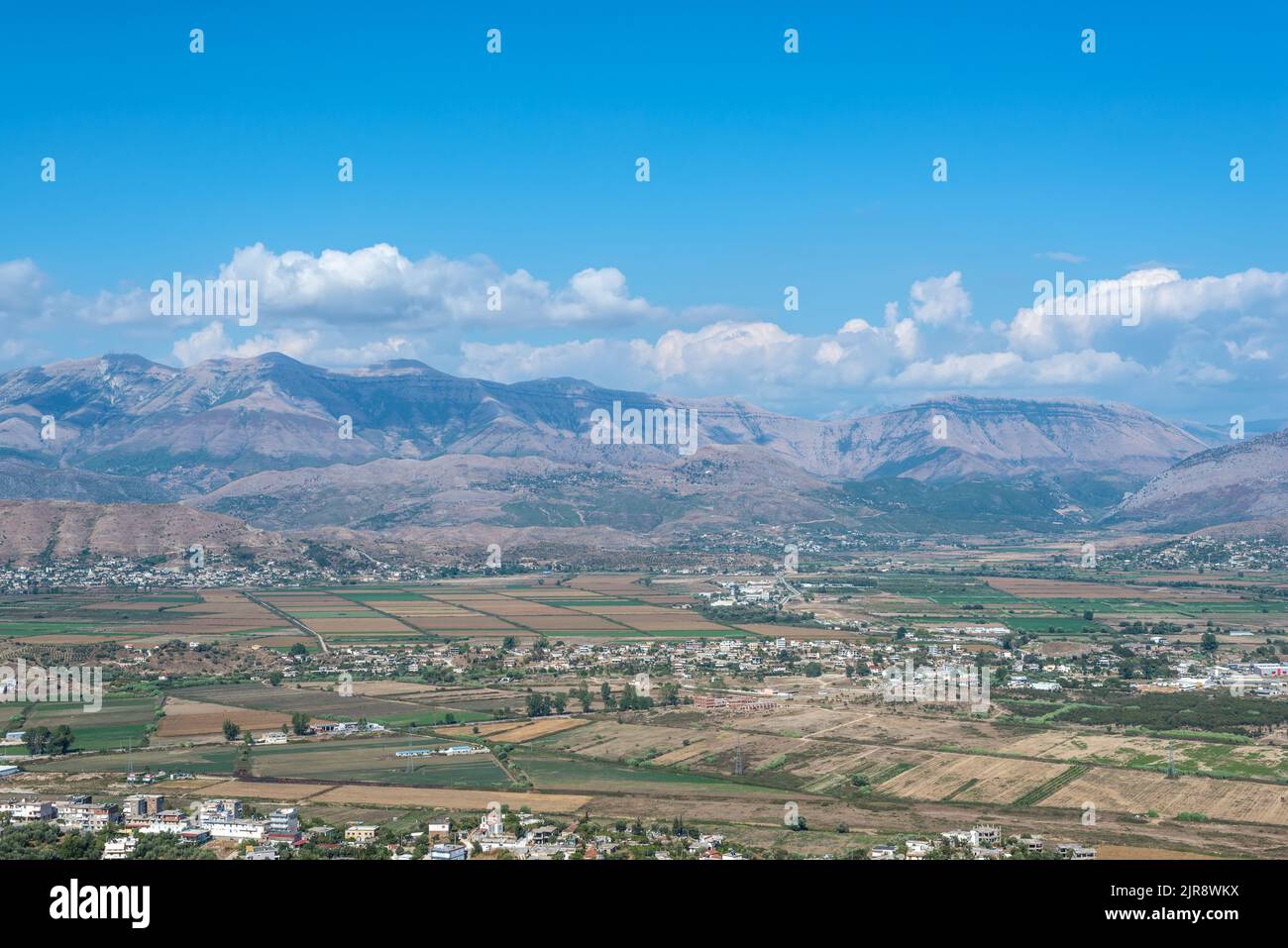 Vista panoramica delle montagne albanesi nei Balcani vicino alla Saranda nelle giornate di sole a Saranda, Albania meridionale Foto Stock