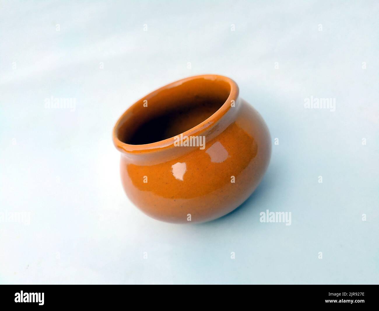 Creta marrone pentola isolato su sfondo bianco Foto Stock