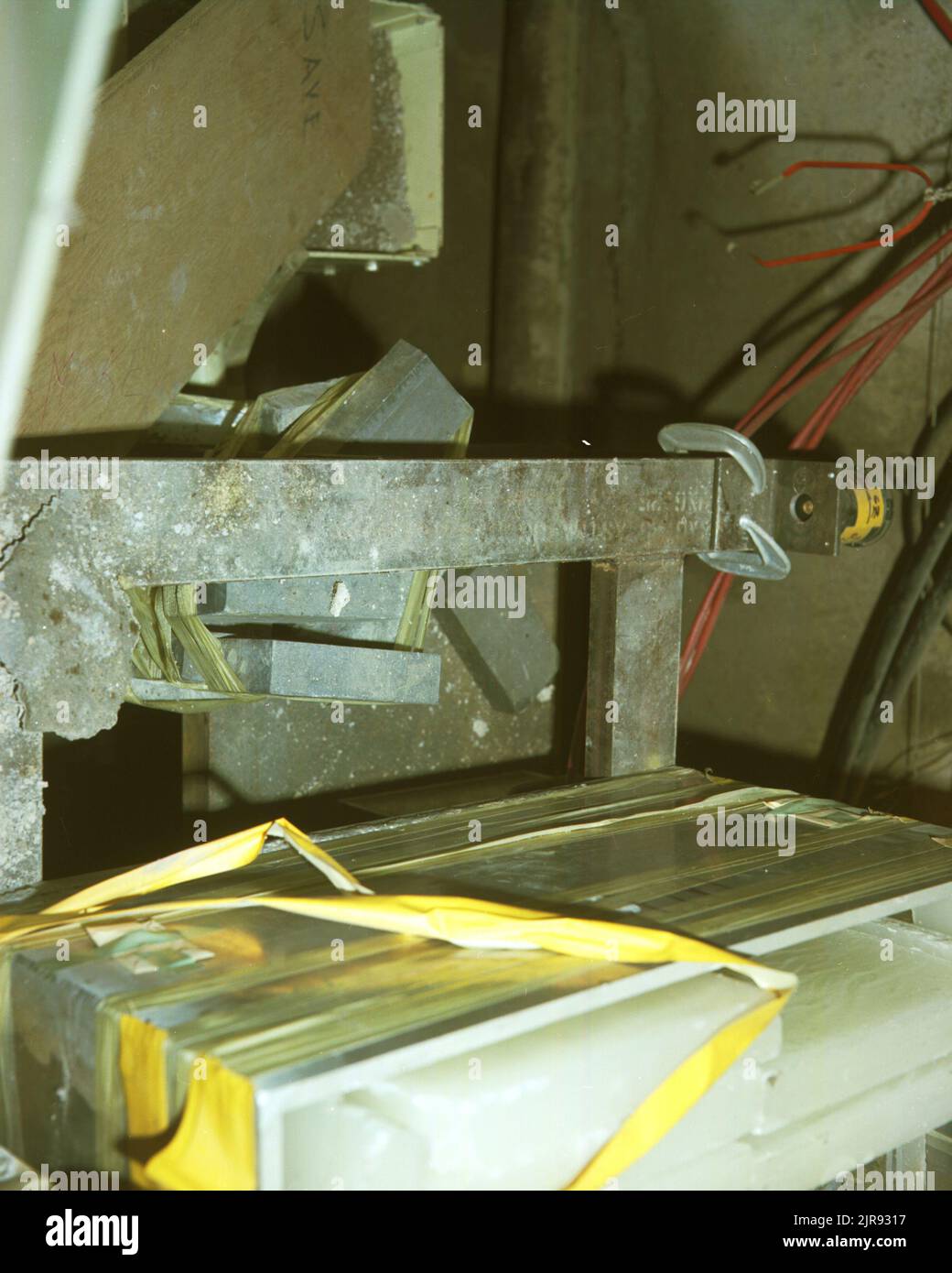 A740360 U12N MING BLADE POST SHOT RECOVERY J. LEE (PROJECT ENGINEER) GIU 27 74EG&G/NTS PHOTO LAB DATA PUBBLICAZIONE: 6/27/1974 CAVI; CAVE-INS (DISASTER); DROPPING; EDGERTON, GERMESHAUSEN & GRIER; EG&G; METALLI; TEST LAMA MING; NEVADA; SITO DI TEST NEVADA; NTS; TECNOLOGIA DELL'ENERGIA NUCLEARE; POST-SHOT; RACK; RECUPERO; NASTRI (ADESIVI); SITI DI PROVA; GALLERIE; UGT; PROVE SOTTERRANEE; EFFETTI ARMA; FILI; AVVOLGIMENTO; IMMAGINI STORICHE DI RECUPERO POST-SHOT. 1972 - 2012. Dipartimento di energia. Amministrazione nazionale della sicurezza nucleare. Fotografie relative al test delle armi nucleari presso il sito di test del Nevada. Foto Stock