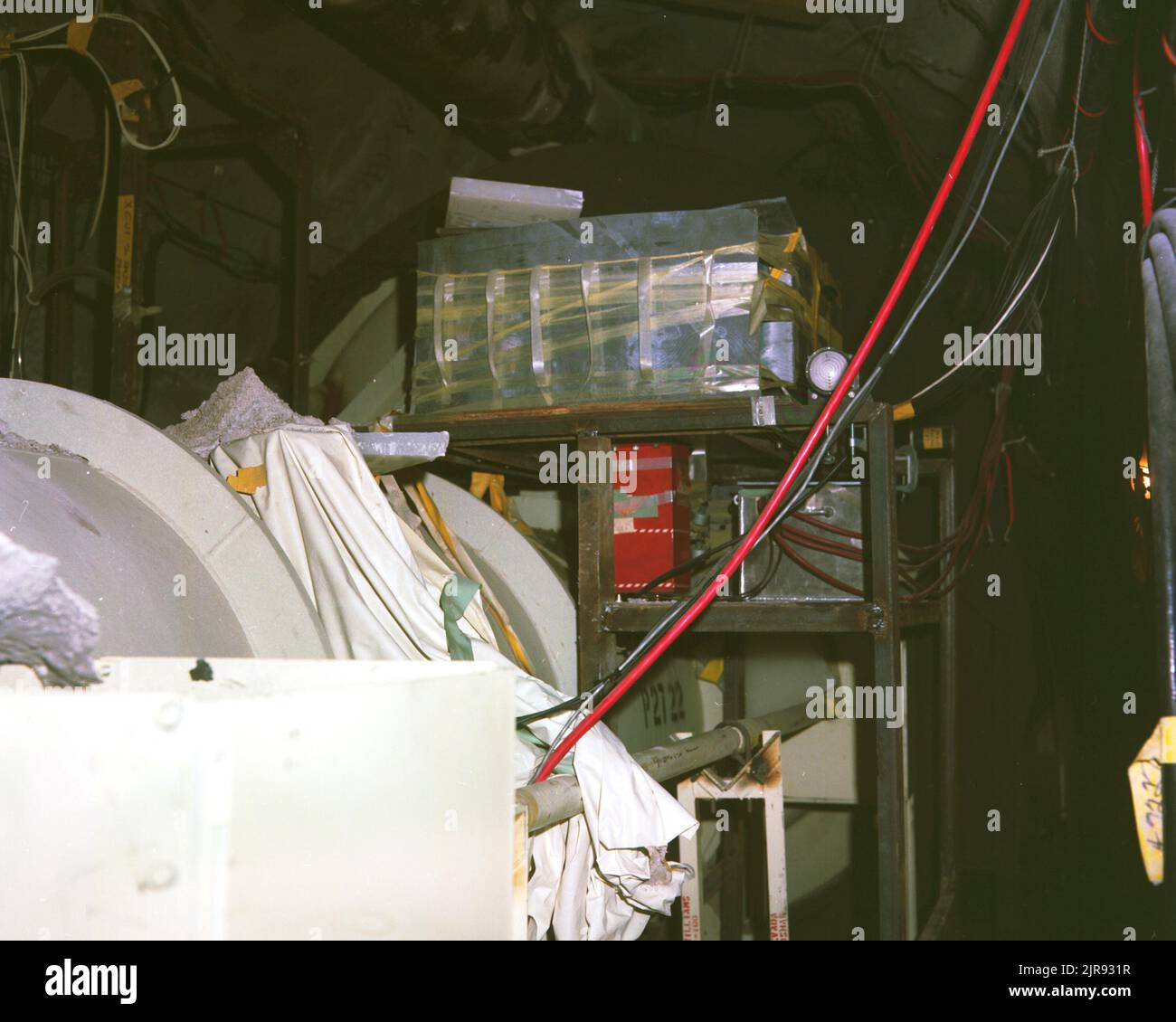 A740363 U12N MING BLADE POST SHOT RECOVERY J. LEE (PROJECT ENGINEER) GIU 27 74EG&G/NTS PHOTO LAB DATA DI PUBBLICAZIONE: 6/27/1974 CAVI; CUSTODIE (ESTERNE); EDGERTON, GERMESHAUSEN & GRIER; EG&G; METALLI; TEST DELLA LAMA MING; NEVADA; NEVADA; NEVADA; NTS; TECNOLOGIA DELL'ENERGIA NUCLEARE; POST-SHOT; SCAFFALI; RECUPERO; SCAFFALI; NASTRI (ADESIVI); SITI DI PROVA; GALLERIE; UGT; PROVE SOTTERRANEE; EFFETTI ARMA; AVVOLGIMENTO; IMMAGINI STORICHE DI RECUPERO POST-SHOT. 1972 - 2012. Dipartimento di energia. Amministrazione nazionale della sicurezza nucleare. Fotografie relative al test delle armi nucleari presso il sito di test del Nevada. Foto Stock