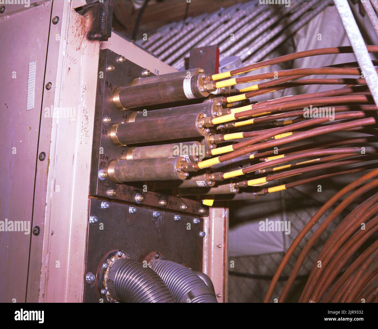 A740371 U12N MING BLADE POST SHOT RECOVERY DAVID PALMER (PROJECT ENGINEER) LUG 3 74EG&G/NTS PHOTO LAB DATA DI PUBBLICAZIONE: 7/3/1974 CAVI; RAME; TUBAZIONI IN RAME; EDGERTON, GERMESHAUSEN & GRIER; EG&G; RECINTI; TUBI FLESSIBILI; TEST LAMA MING; NEVADA; SITO DI TEST DEL NEVADA; NTS; TECNOLOGIA DELL'ENERGIA NUCLEARE; PALMER, DAVID; TUBI; POST-SHOT; RECUPERO; SITI DI PROVA; GALLERIE; UGT; EFFETTI ARMA; IMMAGINI STORICHE DI RECUPERO POST-SHOT. 1972 - 2012. Dipartimento di energia. Amministrazione nazionale della sicurezza nucleare. Fotografie relative al test delle armi nucleari presso il sito di test del Nevada. Foto Stock