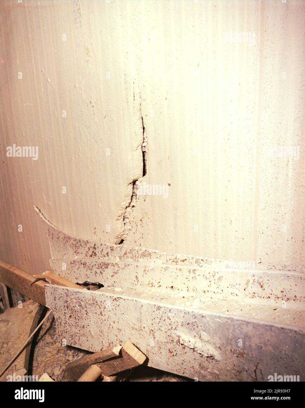 A740111 U12E RECUPERO HFR (COLPO DI GRUPPO) TOM HUNTER (PROJECT ENGINEER) GEN 17 74 EG&G/NTS PHOTO LAB DATA DI PUBBLICAZIONE: 1/17/1974 CRACKED; CRACKS; EDGERTON, GERMESHAUSEN & GRIER; EG&G; HFR; RECUPERO HFR; ELEVATA FLUENZA; RECUPERO ALTA FLUENZA; HUNTER, TOM; NEVADA; NEVADA; NEVADA; NTS; TEST NUCLEARI; SITI DI PROVA; PARETI (EDIFICIO); LEGNO; RECUPERO HFR (FOTO DI GRUPPO) IMMAGINI STORICHE. 1972 - 2012. Dipartimento di energia. Amministrazione nazionale della sicurezza nucleare. Fotografie relative al test delle armi nucleari presso il sito di test del Nevada. Foto Stock