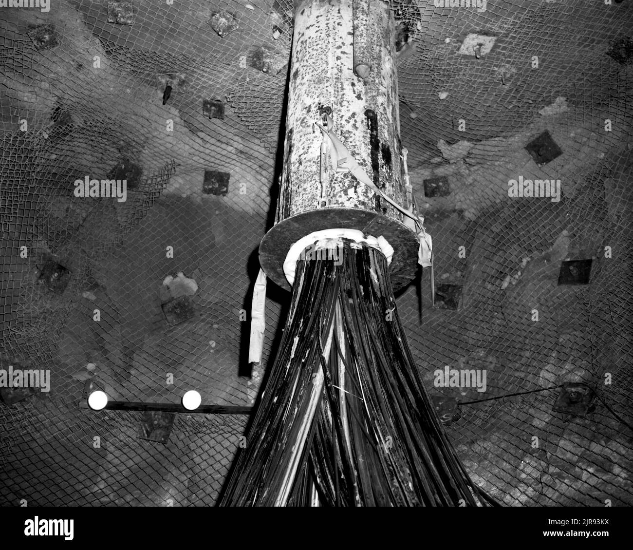B732292 U12G RECUPERO CAVI DOWNHOLE C. GULICK (PROJECT ENGINEER) SEP 13 73 EG&G/NTS PHOTO LAB DATA DI PUBBLICAZIONE: 9/13/1973 PIEGATO (RITORTO); TEST DI PULL DOWN DEI CAVI; RECUPERO DEI CAVI; SITO DEI CAVI; CAVI (AZIENDA NON ELETTRICA); CAVI (LINEE ELETTRICHE); SPORCIZIA (SUOLO); RECUPERO CAVI DOWNHOLE; EDGERTON, GERMESHAUSEN & GRIER; EG&G; RECUPERO RAPIDO DEL GATE; GULICK, CHARLES W; BUCHI (NEL TERRENO); NEVADA; NEVADA; NEVADA; NTS; TEST NUCLEARI; RECUPERO; SITI DI PROVA; TEST IN GALLERIA; TUNNEL; UGT; TEST SOTTERRANEI; RECUPERO CAVI DOWNHOLE immagini storiche. 1972 - 2012. Dipartimento di energia. National Nuclear sec Foto Stock