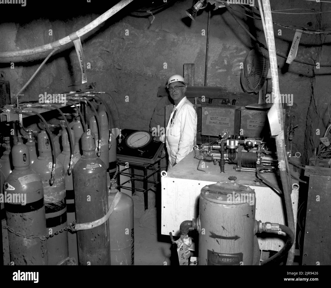 B732134 U12E POMPA AD ALTA PRESSIONE MEYERS (PROJECT ENGINEER) APR 24 73 EG&G/NTS PHOTO LAB DATA DI PUBBLICAZIONE: 4/24/1973 BOTTIGLIE; EDGERTON, GERMESHAUSEN & GRIER; EG&G; HFR; HFR (FLUSSO DI RAGGI X); RECUPERO HFR; RECUPERO AD ALTA FLUENZA; ALTA PRESSIONE; UOMO (MODIFICATORE ADD MASCHIO); NEVADA; SITO DI TEST NEVADA; NTS; TECNOLOGIA DELL'ENERGIA NUCLEARE; ESPLOSIONI NUCLEARI; PROVE NUCLEARI; PROVE NUCLEARI; POMPE; SITI DI PROVA; GALLERIE; UGT; PROVE SOTTERRANEE; LAVORI; IMMAGINI STORICHE DELLE POMPE AD ALTA PRESSIONE. 1972 - 2012. Dipartimento di energia. Amministrazione nazionale della sicurezza nucleare. Fotografie relative al test delle armi nucleari a Foto Stock