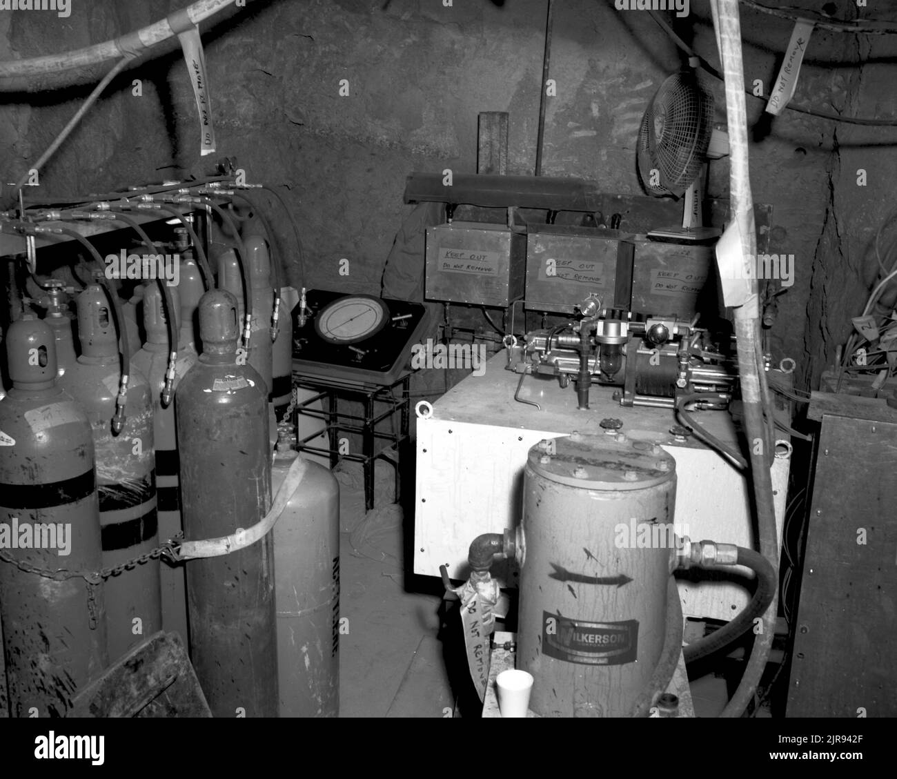 B732142 U12E POMPA AD ALTA PRESSIONE MEYERS (PROJECT ENGINEER) APR 24 73 EG&G/NTS PHOTO LAB DATA DI PUBBLICAZIONE: 4/24/1973 BOTTIGLIE; EDGERTON, GERMESHAUSEN & GRIER; EG&G; HFR; HFR (FLUSSO DI RAGGI X); RECUPERO HFR; RECUPERO ELEVATO DI FLUENZA; ALTA PRESSIONE; NEVADA; SITO DI PROVA DEL NEVADA; NTS; TECNOLOGIA DELL'ENERGIA NUCLEARE; ESPLOSIONI NUCLEARI; TEST NUCLEARI; PROVE NUCLEARI; POMPE; SITI DI PROVA; GALLERIE; UGT; TEST IN SOTTERRANEO; immagini storiche DELLA POMPA AD ALTA PRESSIONE. 1972 - 2012. Dipartimento di energia. Amministrazione nazionale della sicurezza nucleare. Fotografie relative al test delle armi nucleari presso il sito di test del Nevada. Foto Stock