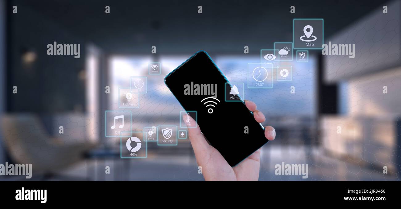Man Hand show smartphone smart home GUI controlla ogni stanza della casa. Utilizzare l'assistente di automazione domestica intelligente con schermo intelligente su uno schermo virtuale e un Foto Stock