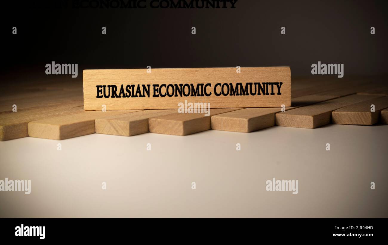 La comunità economica eurasiatica è scritta su una superficie di legno. Concetto creato da bastoni di legno Foto Stock
