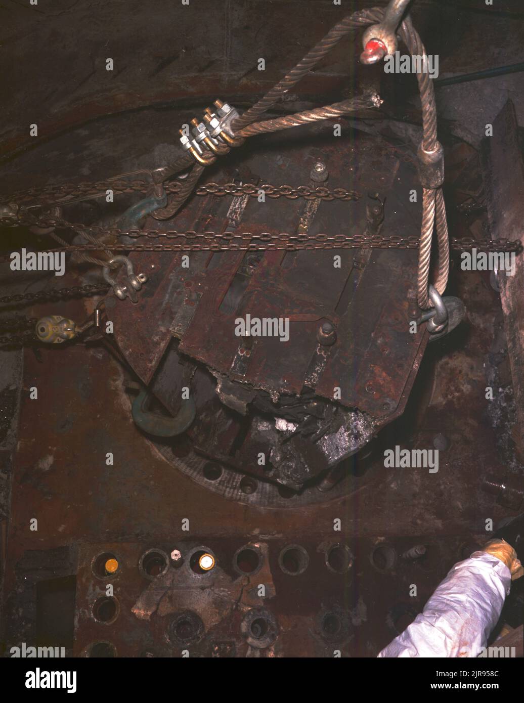 A730375 U12E RECUPERO HFR TOM HUNTER (PROJECT ENGINEER) NOV 27 73 EG&G/NTS PHOTO LAB DATA DI PUBBLICAZIONE: 11/27/1973 DAMAGES; EDGERTON, GERMESHAUSEN & GRIER; EG&G; HFR; RECUPERO DI HFR; ELEVATA FLUENCE; ELEVATO RECUPERO DI FLUENCE; NEVADA; SITO DI TEST DEL NEVADA; NTS; TECNOLOGIA DELL'ENERGIA NUCLEARE; ESPLOSIONI NUCLEARI; PROVE NUCLEARI; PROVE NUCLEARI; ARMI NUCLEARI; RECUPERO; SITI DI PROVA; GALLERIE; UGT; PROVE SOTTERRANEE; ARMI e ARMAMENTI immagini storiche. 1972 - 2012. Dipartimento di energia. Amministrazione nazionale della sicurezza nucleare. Fotografie relative al test delle armi nucleari presso il sito di test del Nevada. Foto Stock