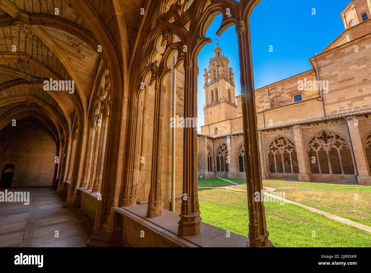 Los Arcos, Spagna. Agosto 8, 2022. Vista sul chiostro di Santa Maria costruito nel 16th ° secolo Foto Stock