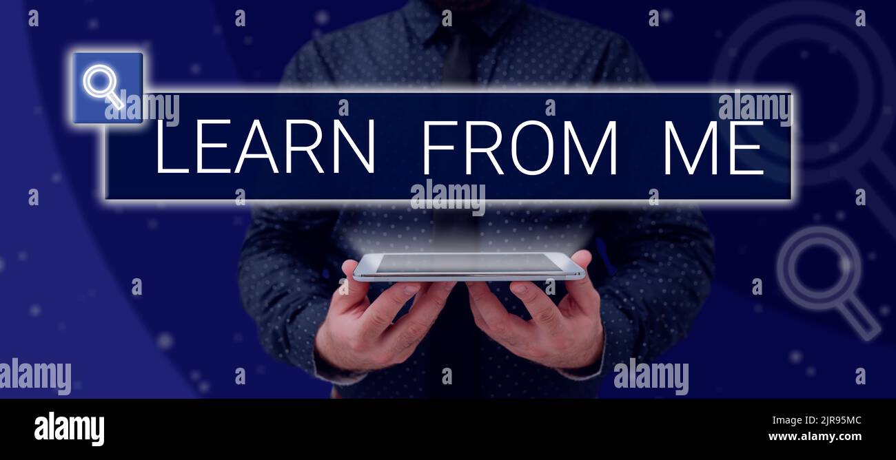 Testo che mostra ispirazione Impara da me. Word scritto su Segui il mio lead e gli esempi che sono un mentore per qualcun altro uomo che tiene Un tablet che proietta A. Foto Stock