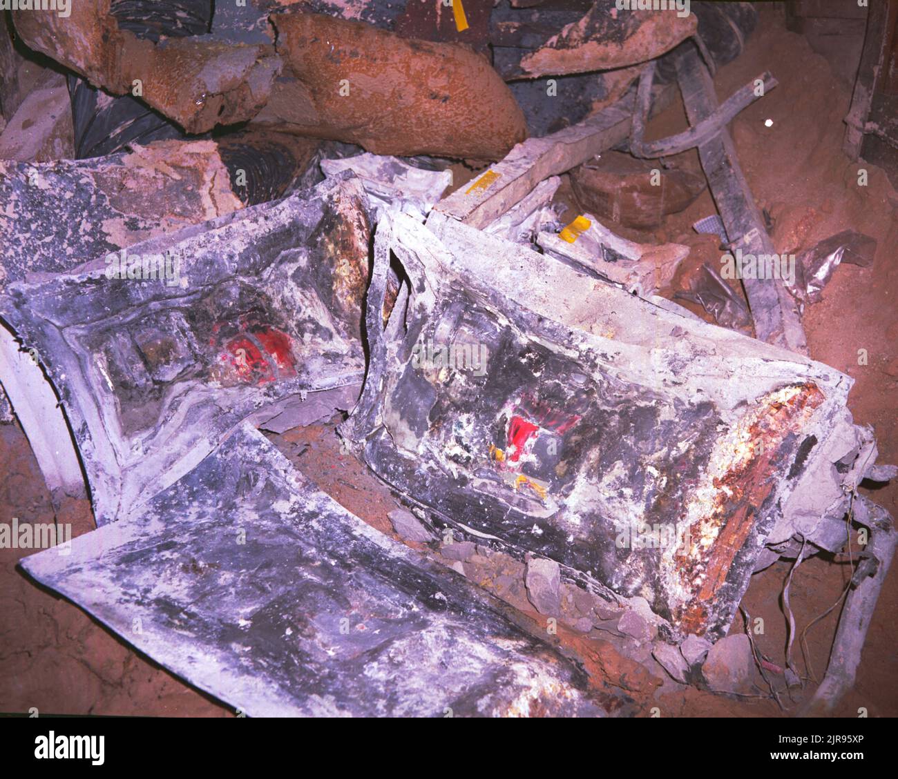 A730248 U12E RECUPERO HFR CHARLES GULICK (PROJECT ENGINEER) OCT 3 73 EG&G/NTS PHOTO LAB DATA DI PUBBLICAZIONE: 10/3/1973 DANNI; DETRITI; EDGERTON, GERMESHAUSEN & GRIER; EG&G; HFR; RECUPERO DI HFR; ELEVATA FLUENZA; ELEVATO RECUPERO DI FLUENZA; NEVADA; SITO DI PROVA DEL NEVADA; NTS; TECNOLOGIA DELL'ENERGIA NUCLEARE; ESPLOSIONI NUCLEARI; TEST NUCLEARI; PROVE NUCLEARI; RECUPERO; MACERIE; SITI DI PROVA; GALLERIE; UGT; PROVE SOTTERRANEE immagini storiche. 1972 - 2012. Dipartimento di energia. Amministrazione nazionale della sicurezza nucleare. Fotografie relative al test delle armi nucleari presso il sito di test del Nevada. Foto Stock