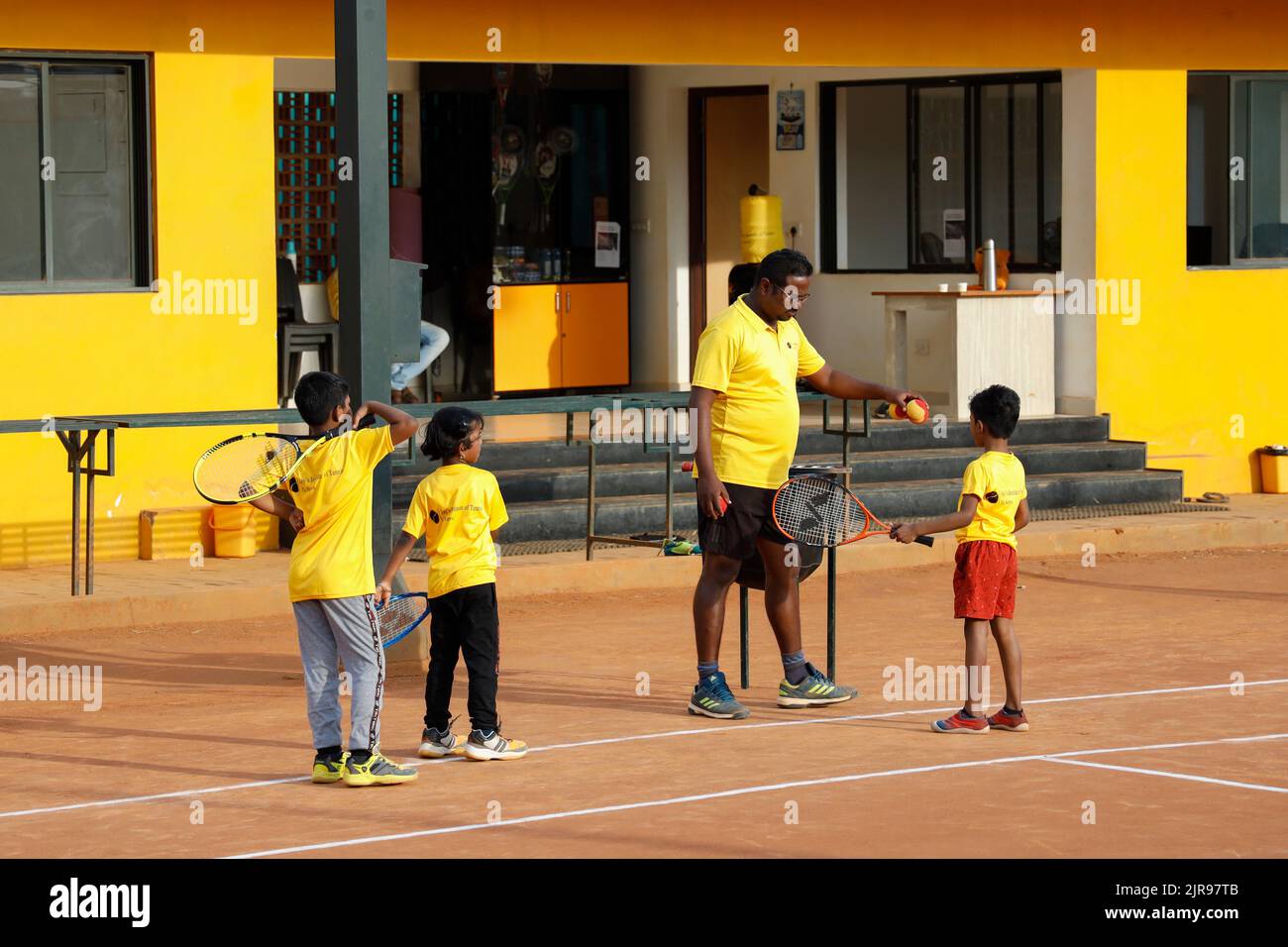 Allenatore e bambini al JayÕs Institute of Tennis di Trichy/Tiruchirappalli, Tamil Nadu, India Foto Stock