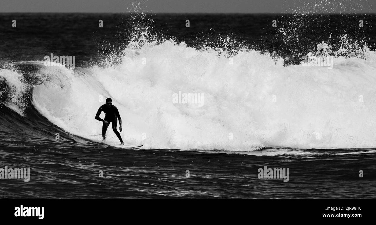 PUERTO DE SANTIAGO, TENERIFE - 2022 GIUGNO: Surfista cavalcando le onde a Tenerife Foto Stock