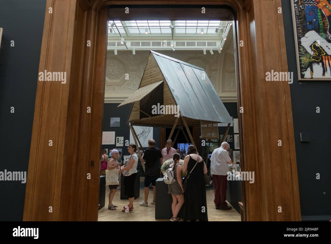 Una vista dell'opera d'arte Tiny House dell'artista Marina Tabassum, esposta alla Summer Exibition 2022 di Londra alla Royal Academy of Arts Foto Stock