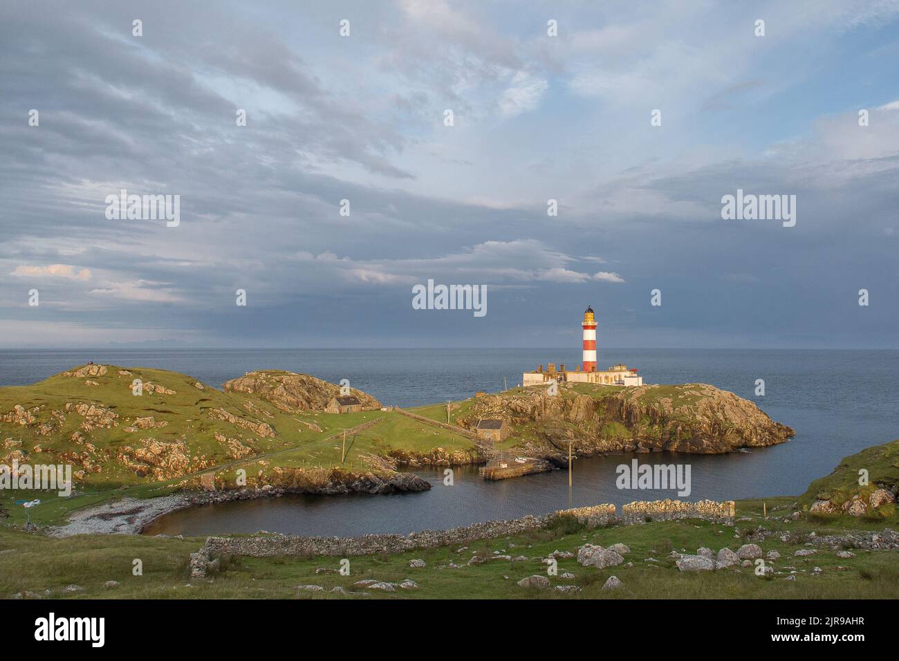 Faro di Eilean Glas sulle scogliere rocciose, Scalpay, Isola di Scalpay, Ebridi, Ebridi esterne, Western Isles, Scozia, Regno Unito Foto Stock