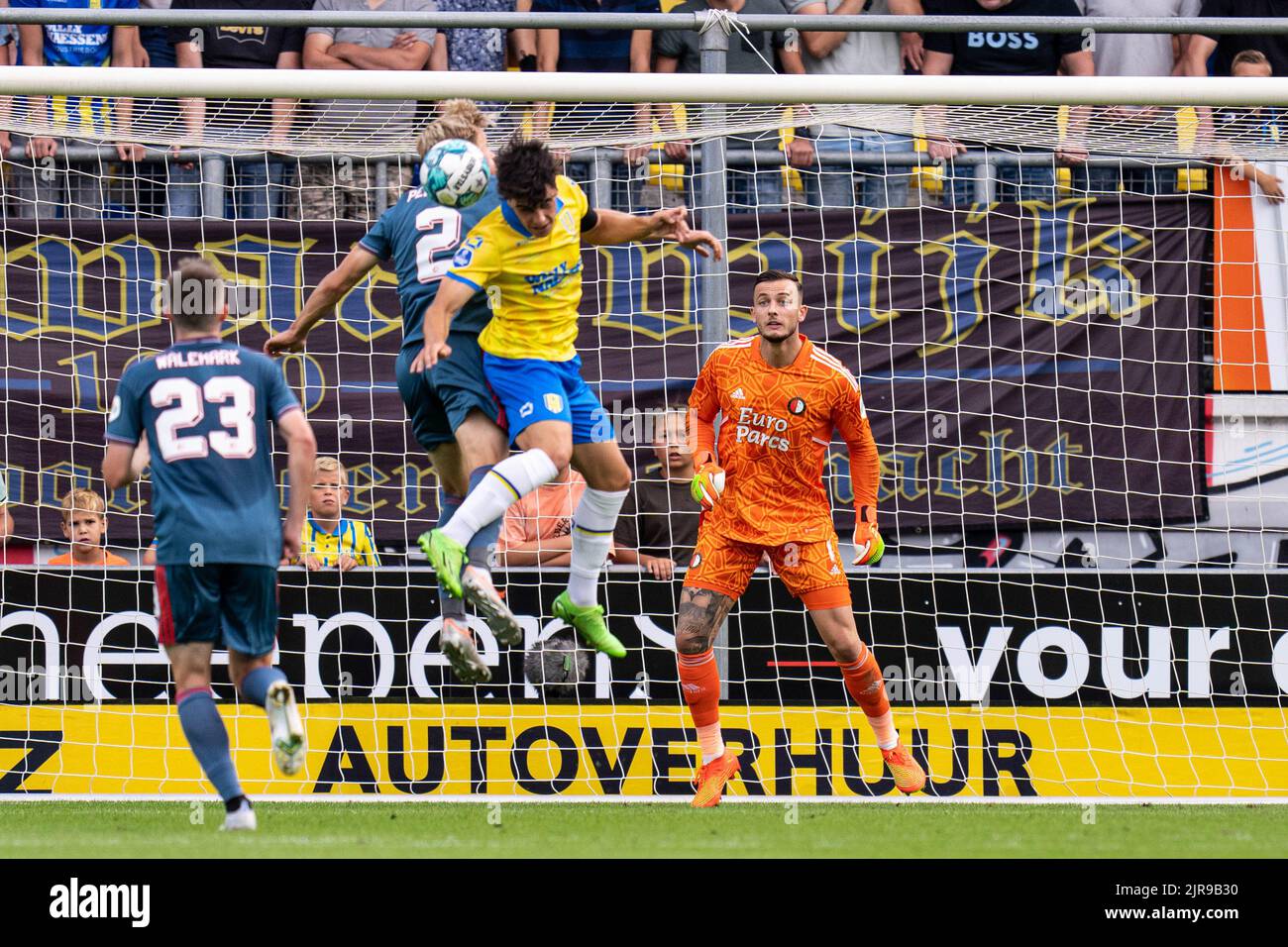 Waalwijk - Marcus Holmgren Pedersen di Feyenoord, custode del Feyenoord Justin Bijlow durante la partita tra RKC Waalwijk e Feyenoord a Mandemakers Stad Foto Stock