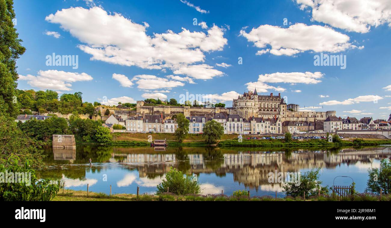 Amboise sulla Valle della Loira in Francia panorama della città con il fiume e il castello Foto Stock