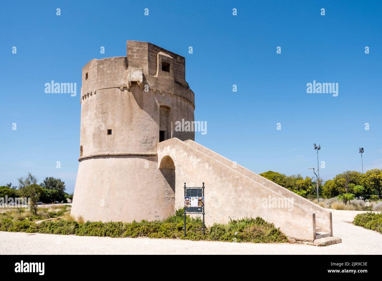 Torre Suda, una torre costiera difensiva costruita nel 16th ° secolo, nel porto turistico di Racale, provincia di Lecce, Italia Foto Stock