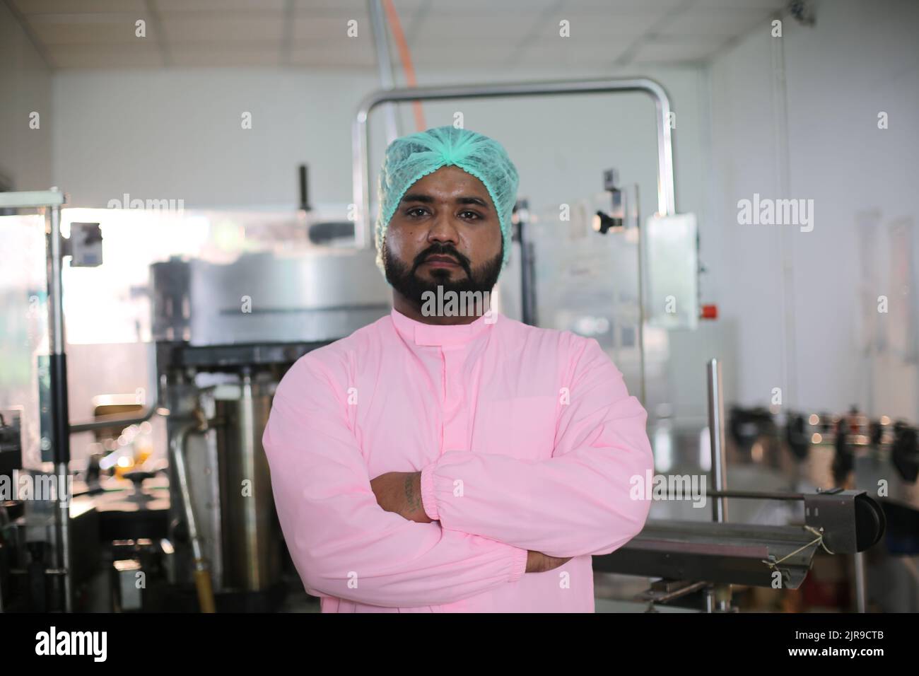 Lavoratori asiatici che lavorano in alimenti e bevande per l'industria delle bevande fabbrica con igiene lavoro succo di frutta produzione di linea ispettore personale. Ispezionare Beve Foto Stock