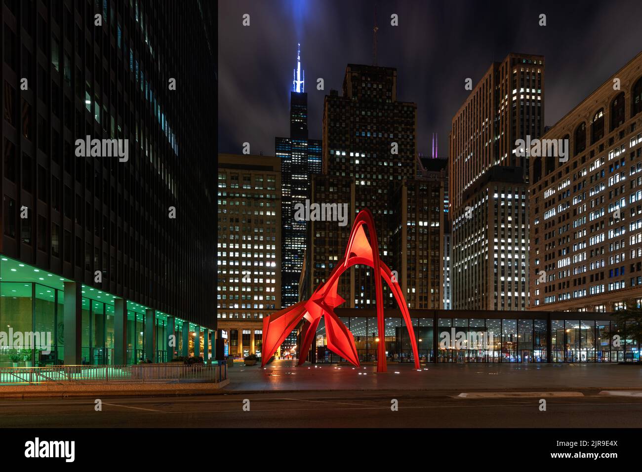 Chicago, Illinois / USA : 13 ottobre 2018 Calder's Flamingo scultura nel mezzo del vivace luogo pubblico, Federal Plaza, a Chicago, chiuso Foto Stock