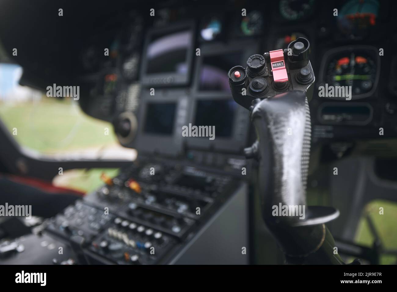 Primo piano del controllo di volo in elicottero all'interno del cockpit. Foto Stock