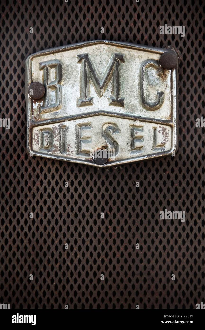 Logo BMC diesel sulla parte anteriore del trattore Nuffield vintage blu. Foto Stock