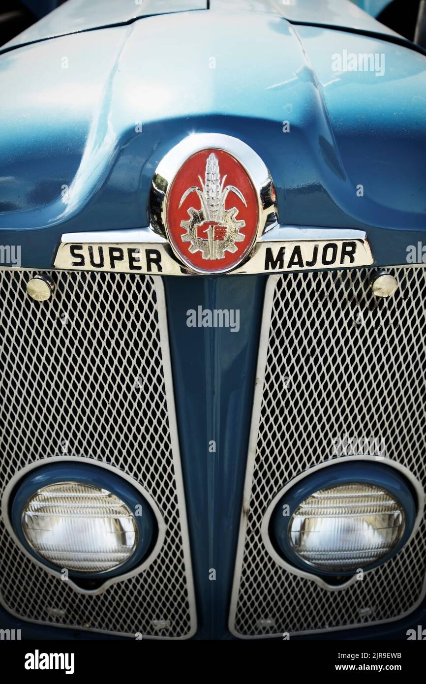 Parte anteriore del trattore Fordson Super Major vintage blu. Foto Stock