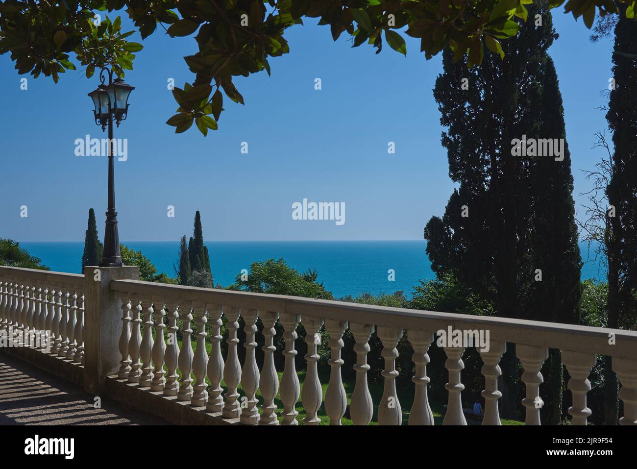 Balaustra bianca sullo sfondo del mare blu. Foto Stock