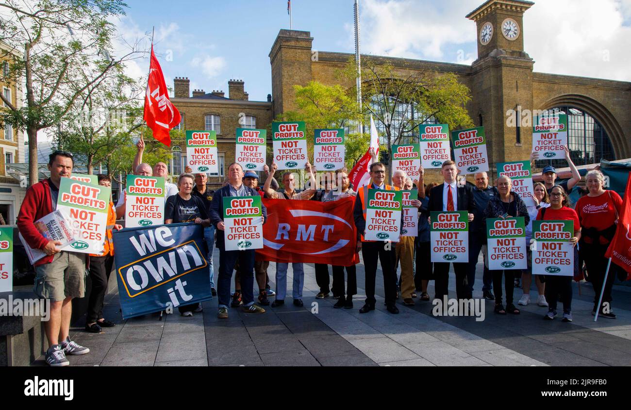 Londra, Regno Unito. 23rd ago, 2022. I membri del RMT, del TSSA e dell'Unite dimostrano a King's Cross la proposta di chiusura di tutte le biglietterie. Eddie Dempsey, assistente Segretario Generale della RMT, John Leach, assistente Segretario Generale e Alex Gordon, presidente della RMT, si sono Uniti alla manifestazione. Le chiusure inizieranno a ottobre. Dopo la manifestazione, si recano nella circoscrizione Grant Shapps di Welwyn e Hatfield per una dimostrazione. Credit: Notizie dal vivo di Mark Thomas/Alamy Foto Stock