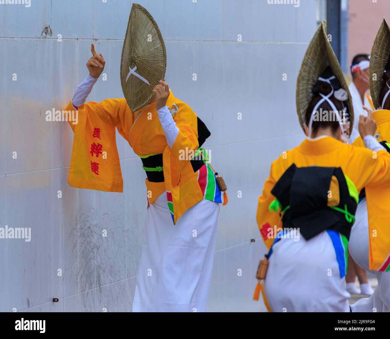 Tokushima, Giappone - 12 agosto 2022: Ballerini anonimi in costume al festival estivo giapponese Foto Stock