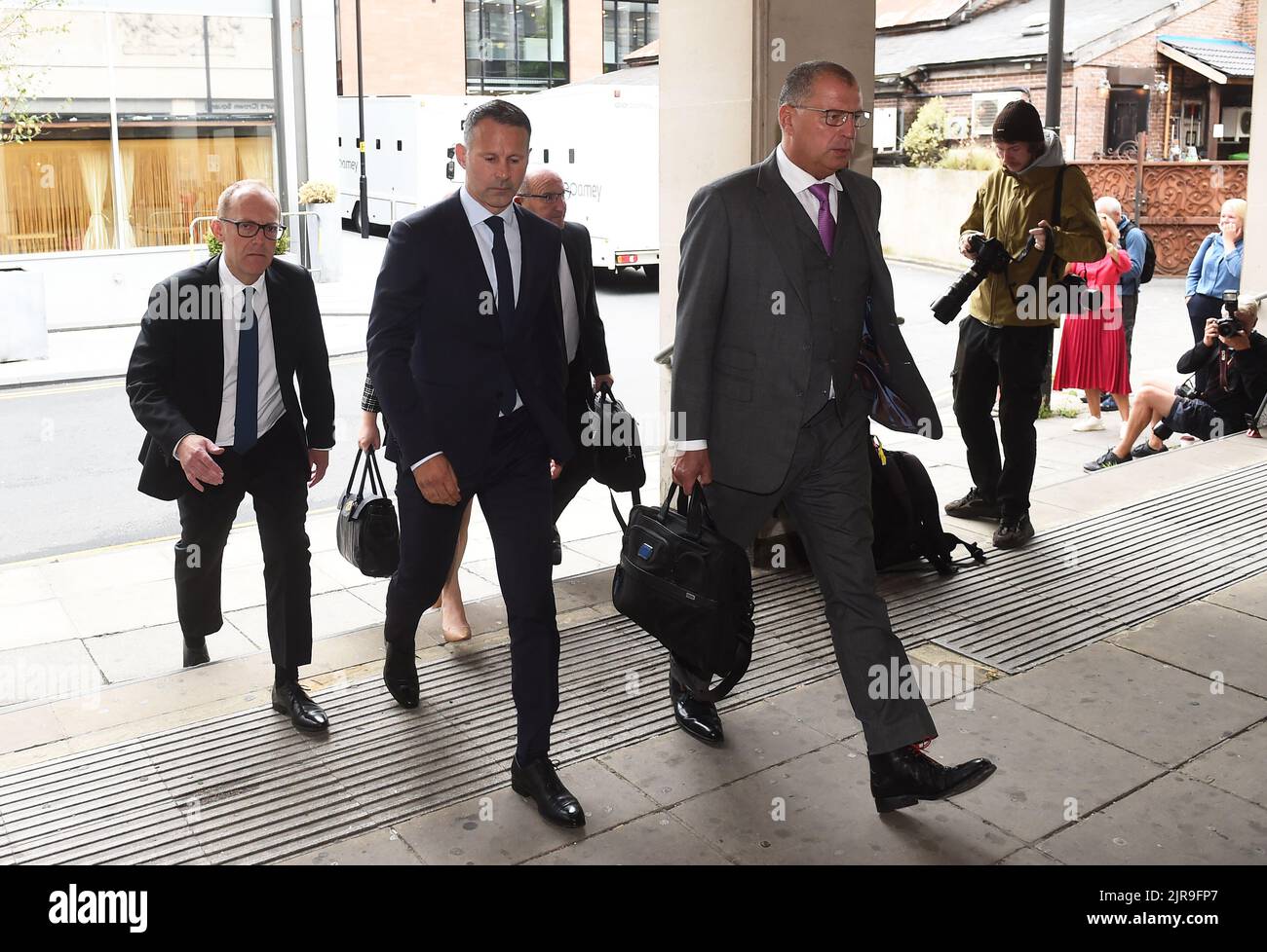 L'ex calciatore del Manchester United Ryan Giggs (al centro) arriva al Manchester Crown Court dove è accusato di controllare e coercitire i comportamenti contro l'ex fidanzata Kate Greville tra agosto 2017 e novembre 2020. Data immagine: Martedì 23 agosto 2022. Foto Stock