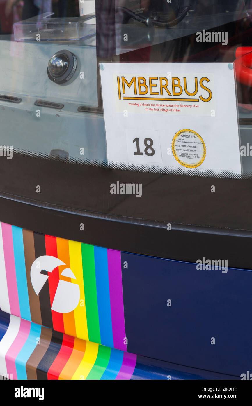 Imberbus fornisce un classico servizio di autobus attraverso la pianura di Salisbury per il villaggio perduto di Imber segno in finestra di Pride autobus con colori arcobaleno Foto Stock