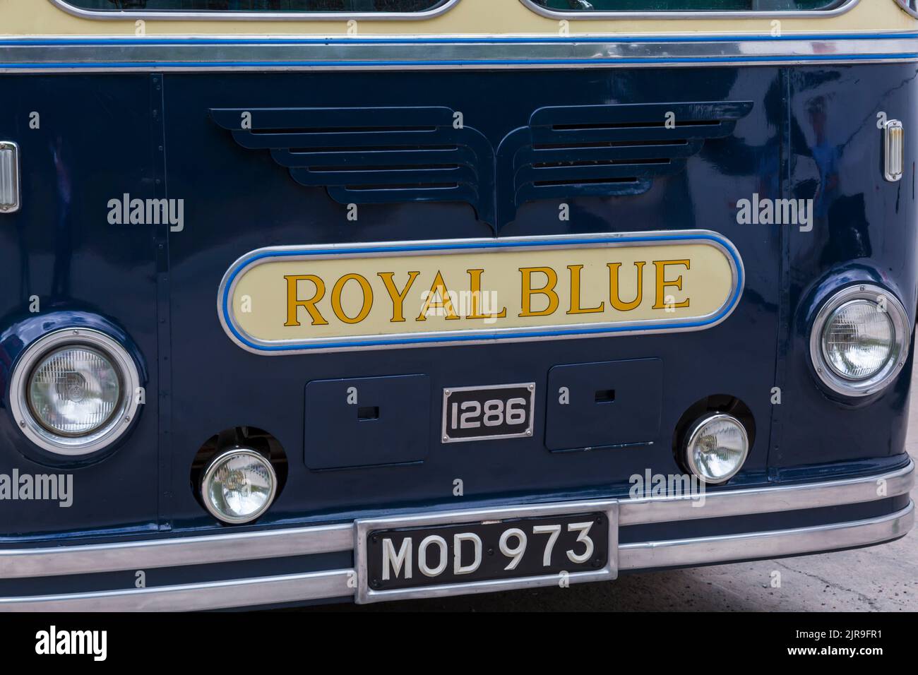 Logo Royal Blue e luci di fronte al vecchio pullman d'epoca Foto Stock