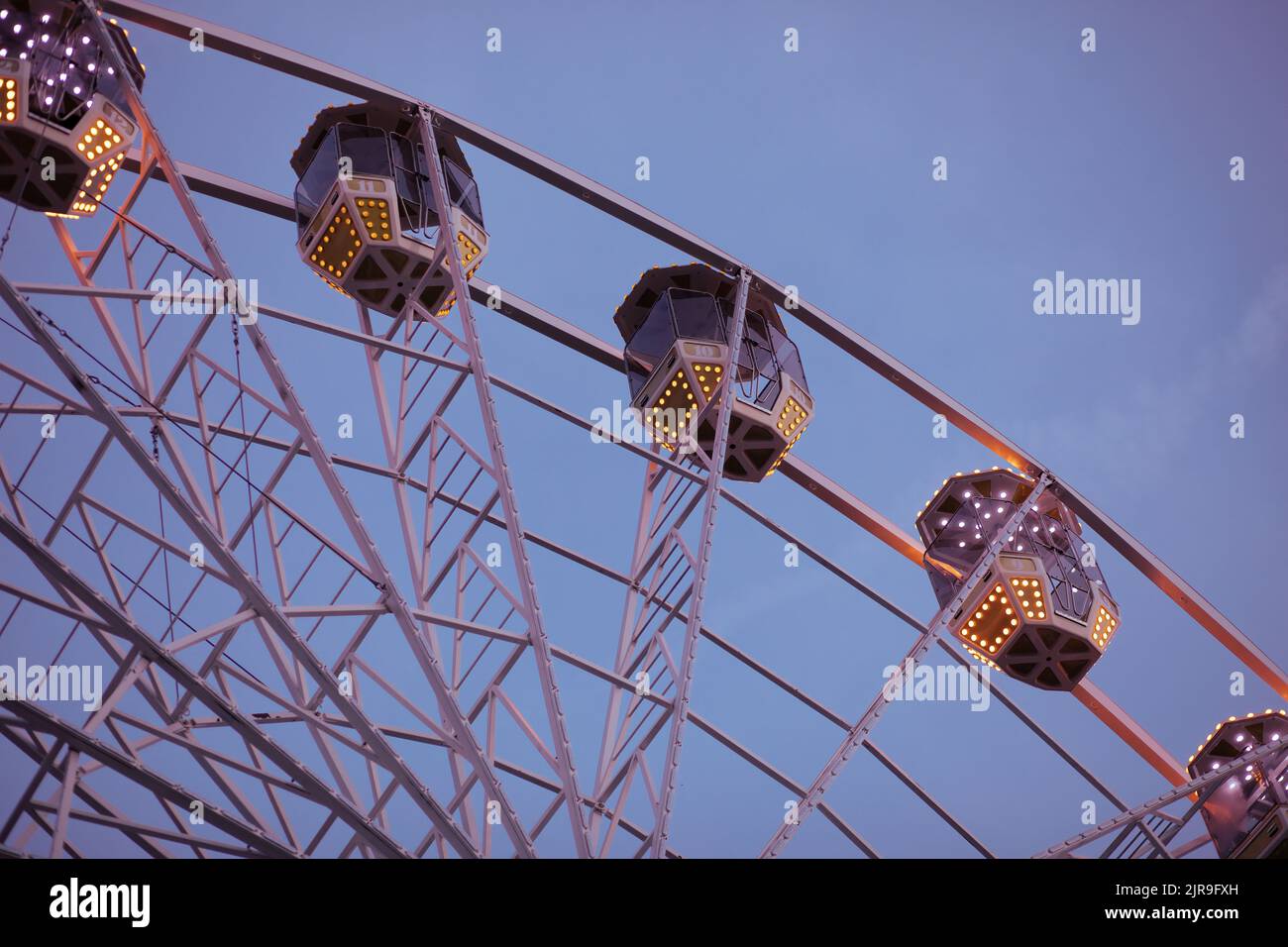 Ruota panoramica in una calda serata estiva. Foto di alta qualità Foto Stock