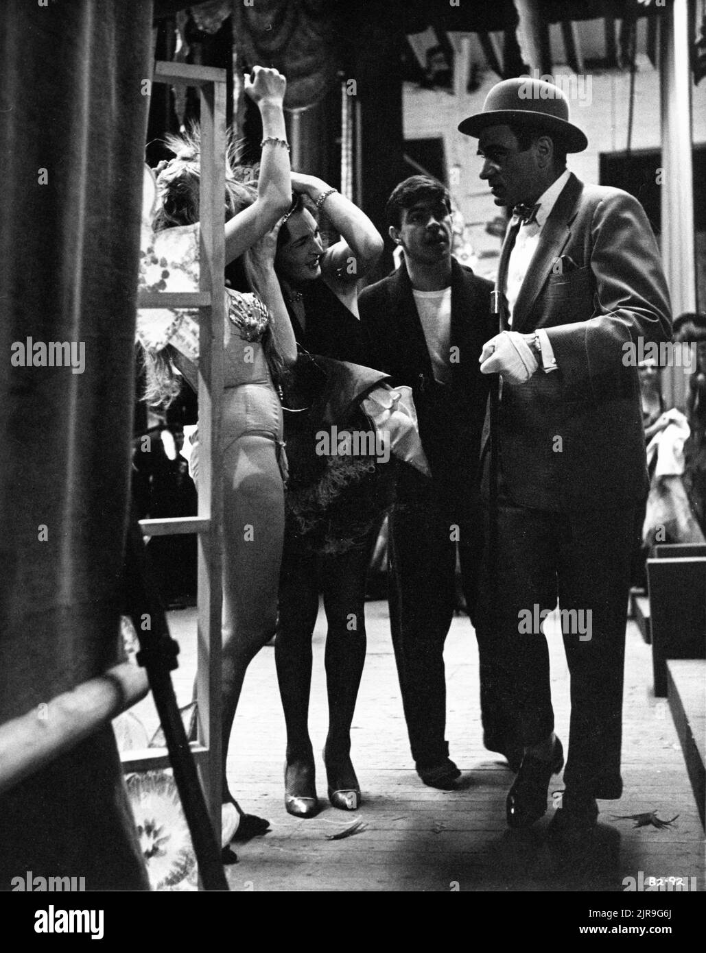ALAN BATES come Frank Rice e LAURENCE OLIVIER come Archie Rice backstage con Showgirls nel REGISTA Tony RICHARDSON del 1960 JOHN Osborne e Nigel Kneale adattato dalla commedia di John Osborne music John Addison produttore Harry Saltzman Woodfall Film Productions / British Lion Films Foto Stock
